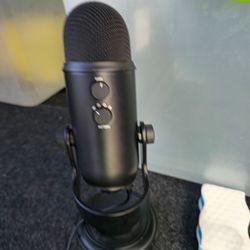 Blue Yeti USB Microphone (Blackout Edition) - Great Condition