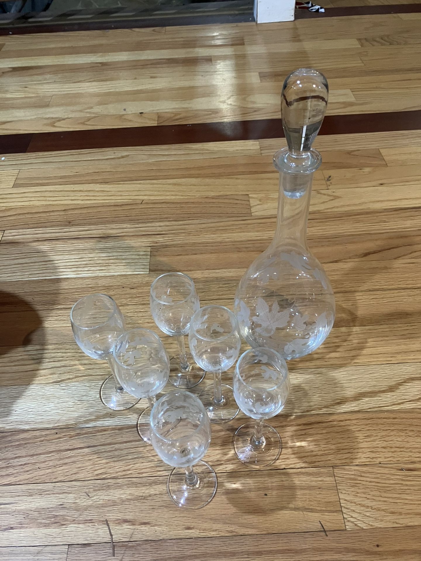 Grape Chiseled Decanter With 6 Mini Glasses. Vintage