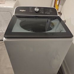 NEW Whirlpool  Washer and GAS Dryer Set