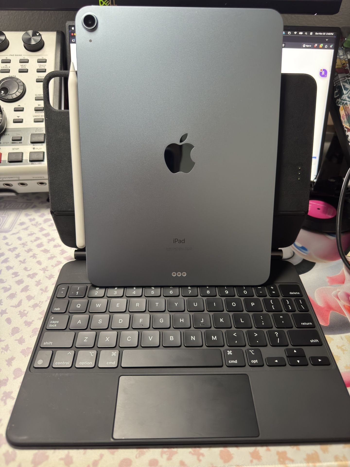 iPad Air 4th Gen 256gb W/ Apple Pencil & Magic Keyboard