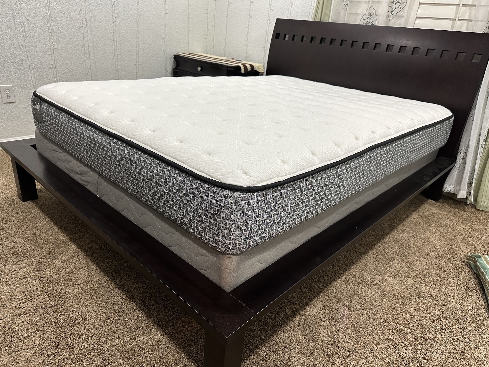 Mahogany Wood Bad With New Mattress