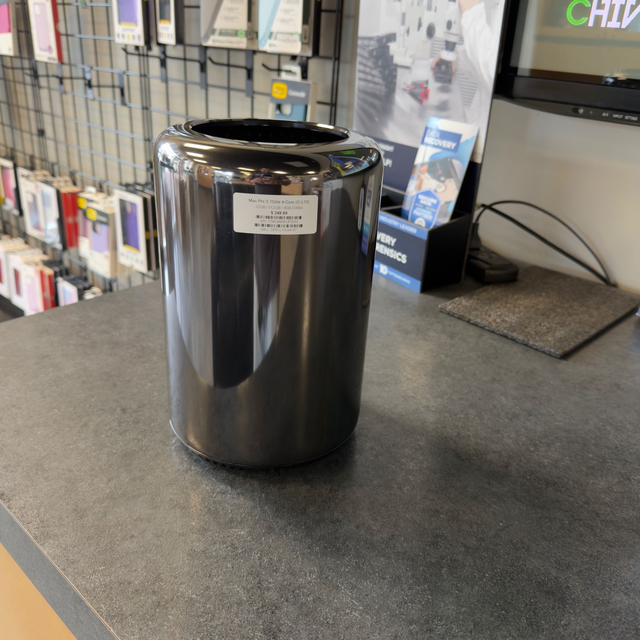 Apple Mac Pro 3.7GHz 4-Core (C-L13) β 32GB RAM / 512GB SSD / Dual 4GB D300 GPUs