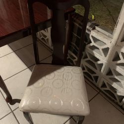 Dining room table/4 Chairs (need Gone ASAP)