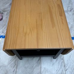 Coffee table with folding leaves