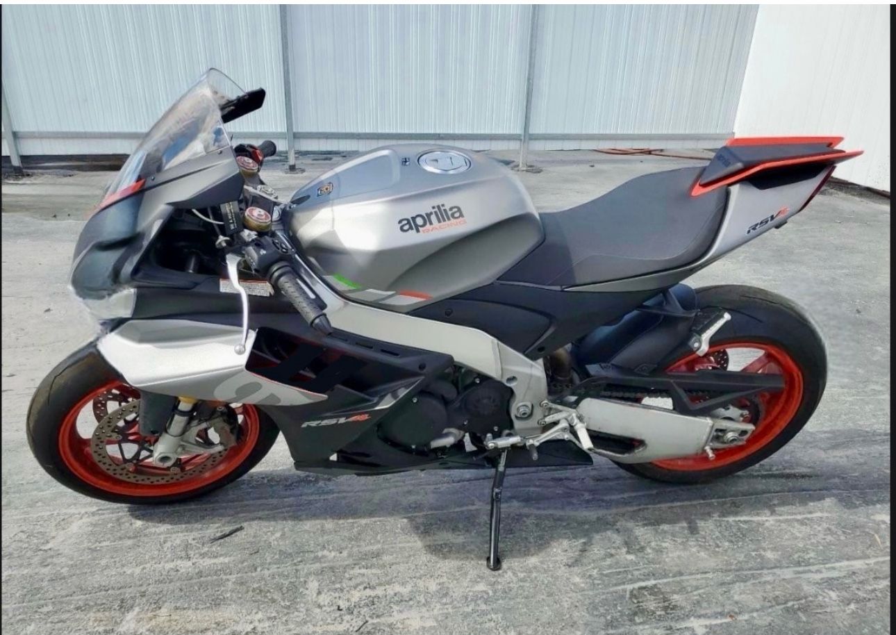 2021 Aprilia RSV4 1100
