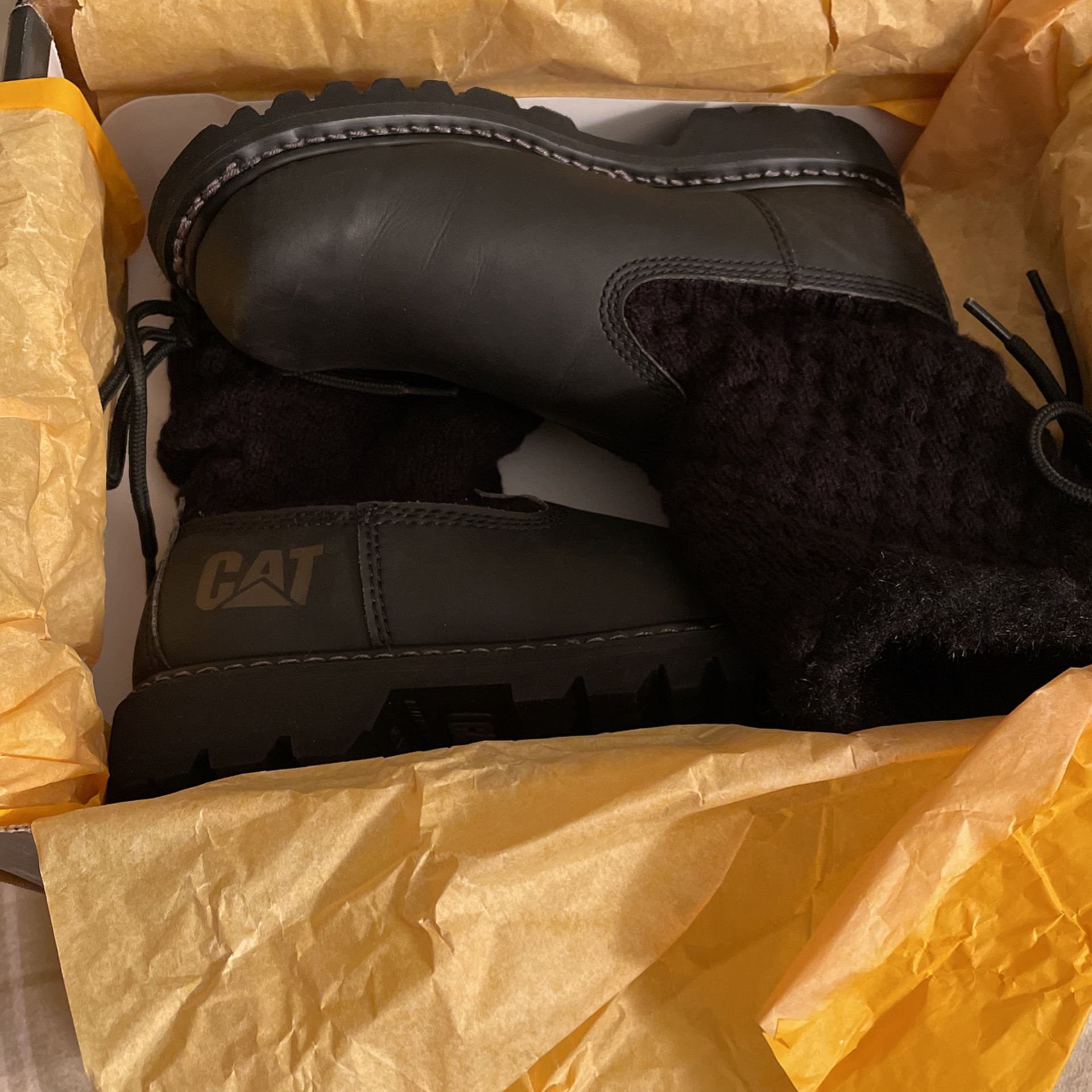 Brand New Womens Cat Boots Sz 6. Still In The Box.