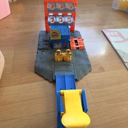 Hot Wheels Monster Trucks Blast Station Playset with 1:64 Scale Demo Derby Toy Truck & 3 Crushable Cars