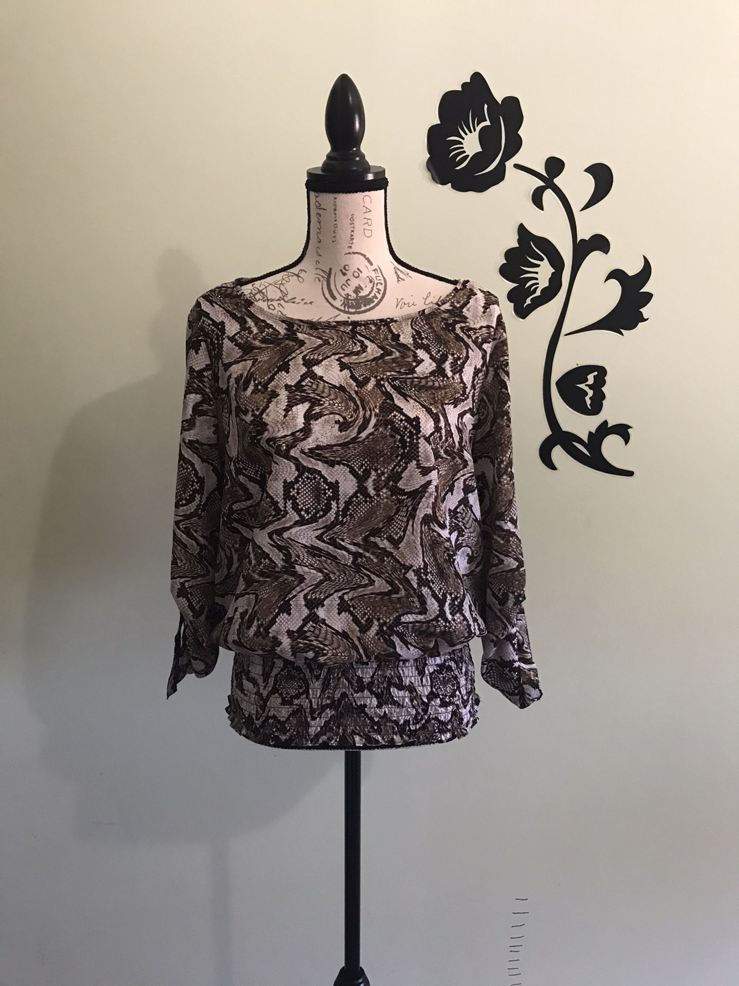 Michael Kors Women’s Top Size Large with Stretchy waist, Snake print and adjustable sleeves beautiful stylish blouse!
