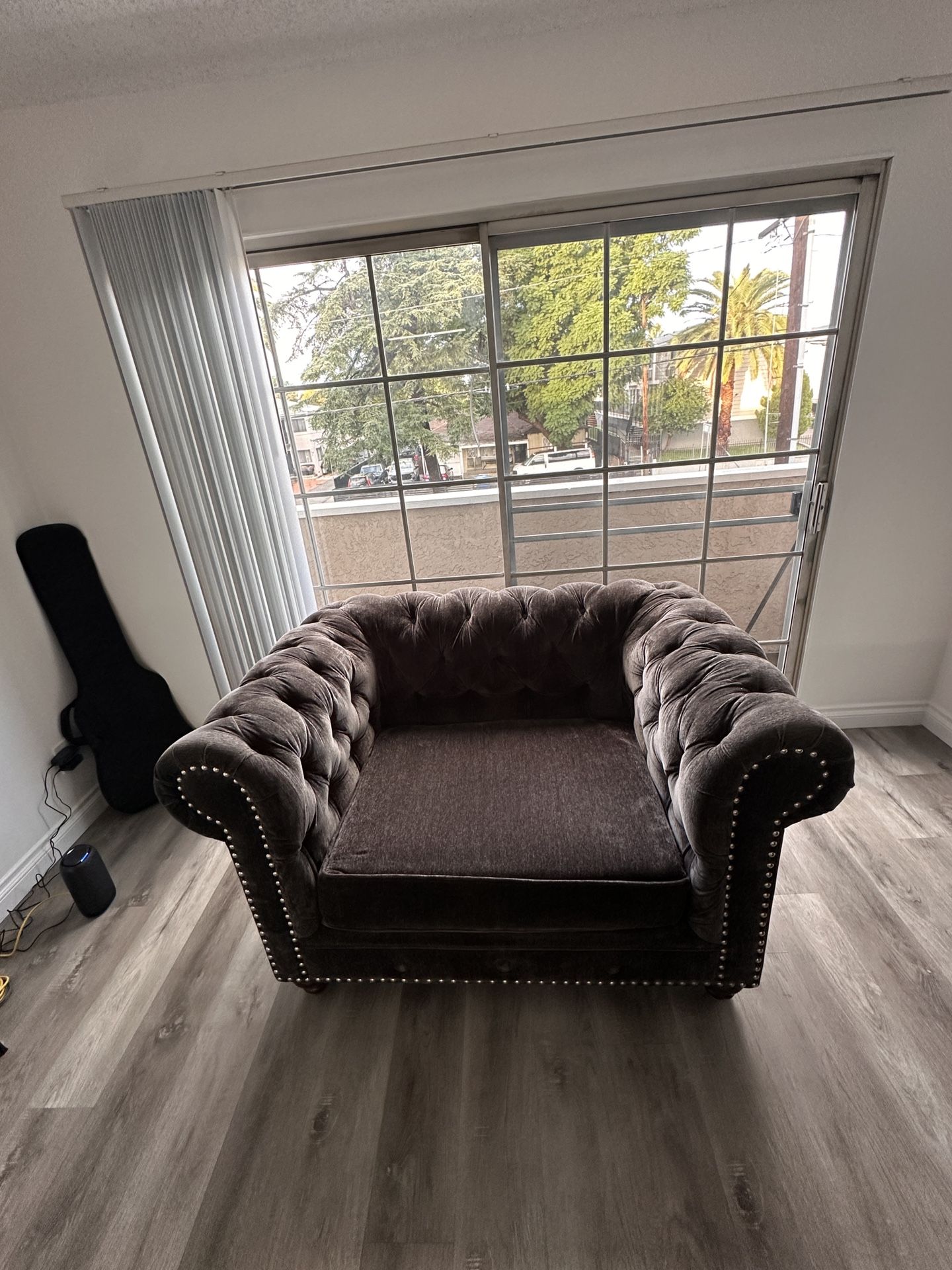 Oversized Chesterfield Chair – Velvet – Great Condition