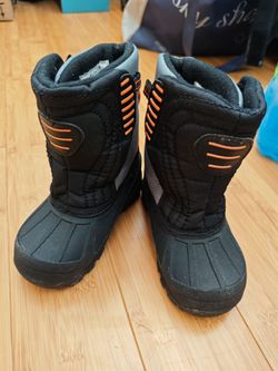 Kids snow boots - size 8