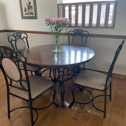 🌺 Beautiful Wood Table & Chairs Set