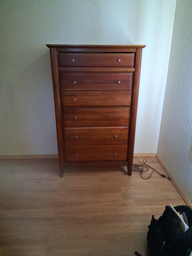 Wood Stainee Modern Dresser