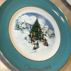 1978 Christmas Plate Series 6th Edition TRIMMING THE TREE for Avon Products 9"