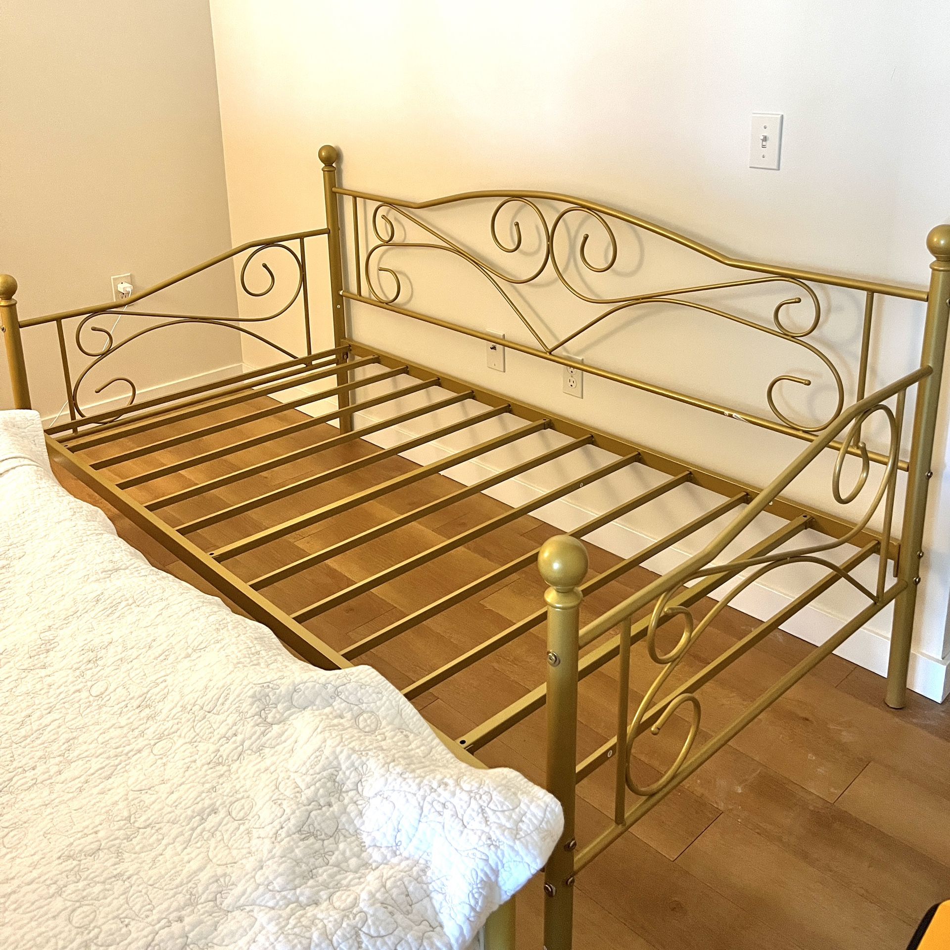 VECELO Day Bed Frame Gold Twin Size 12.5 Inch Platform - Will Be Disassembled For Pick Up