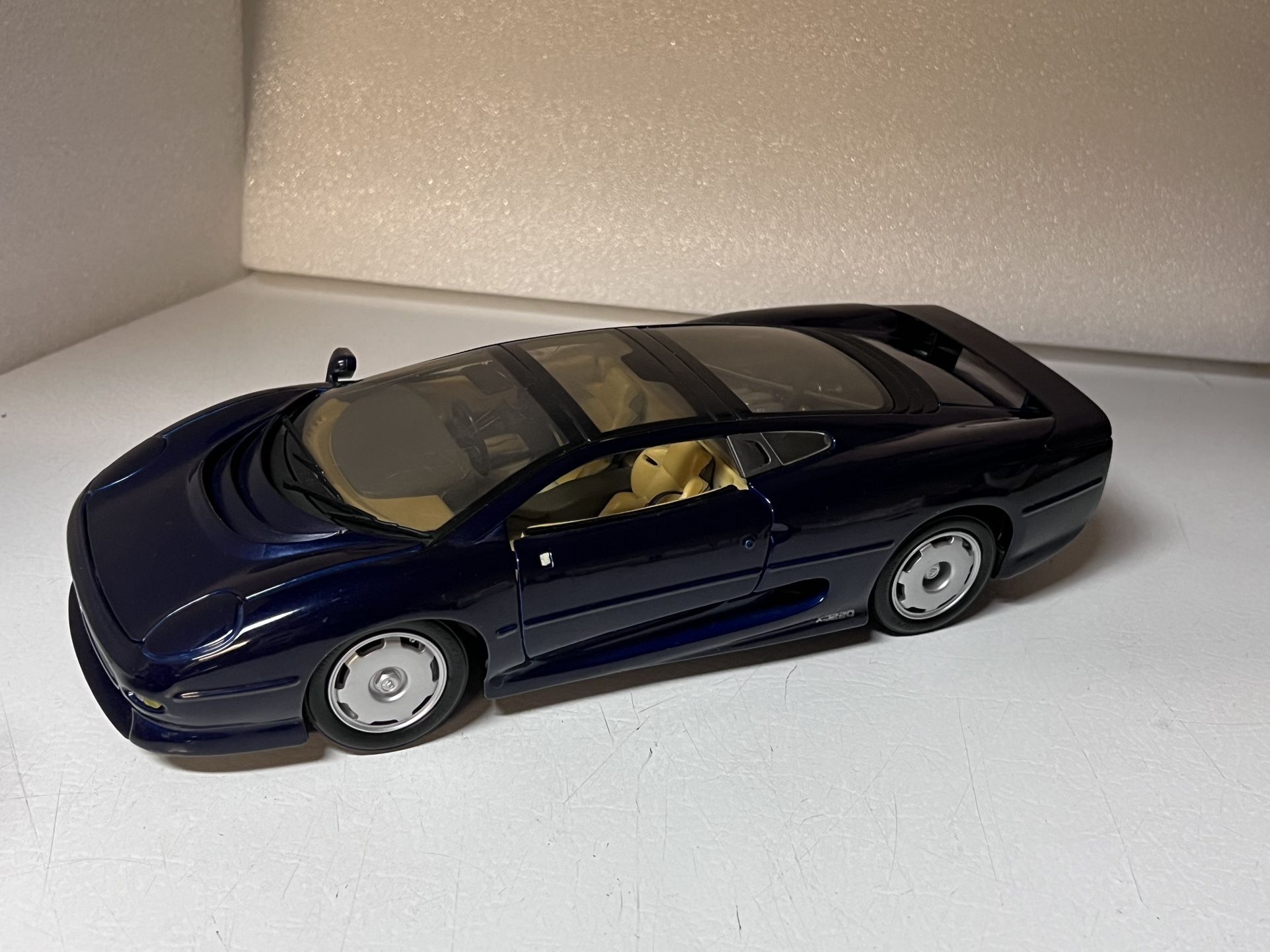Maisto Jaguar XJ220 1:18 Scale Midnight Blue Diecast Metal Car Thailand - READ