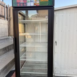 Beverage refrigerator 