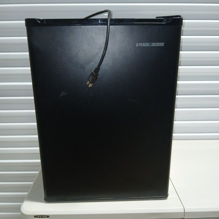 Black & Decker Mini Fridge with Freezer 2.7-cu ft