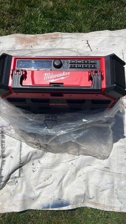 Milwaukee Radio. Packout. Model.  2959-20
