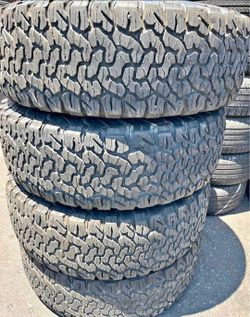 265 70 17 Bfgoodrich ko2 tires Con 80% de Vida Las 4