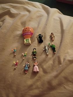 The 2001 Polly Pocket Wizard of Oz playset produced by Mattel Miniature Figures