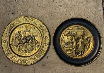 (2) Vintage Decorative Brass Wall Plates / Plaques Tavern Horse and Carriage Made in England