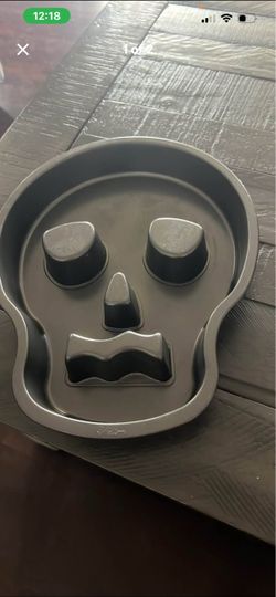 Skull cake pan