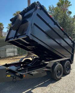 Scissor lift dump trailer