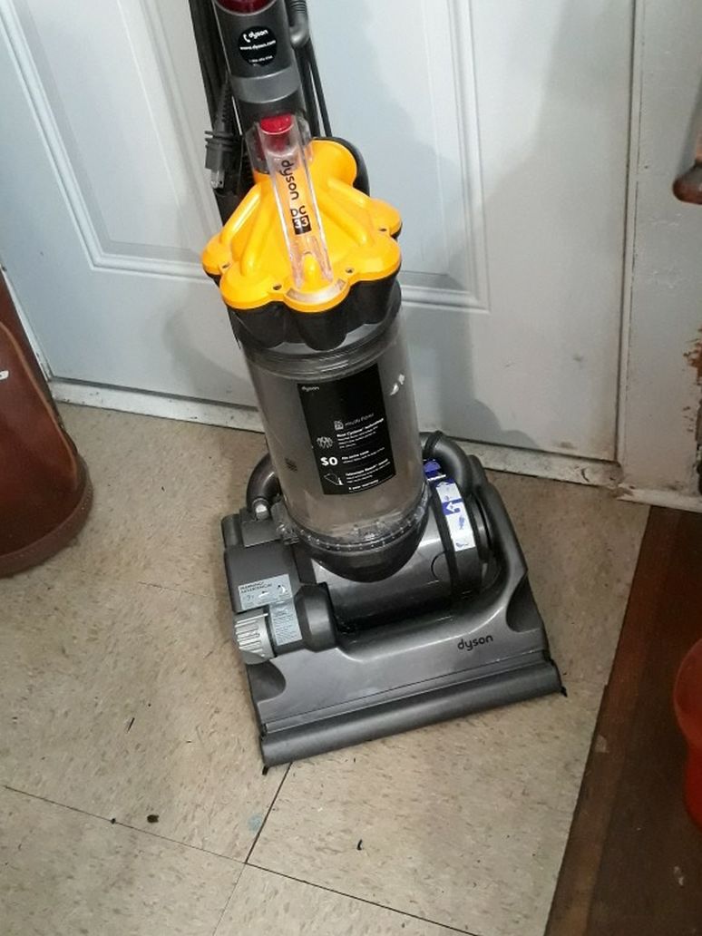 Dyson DC33 Vacuum Cleaner