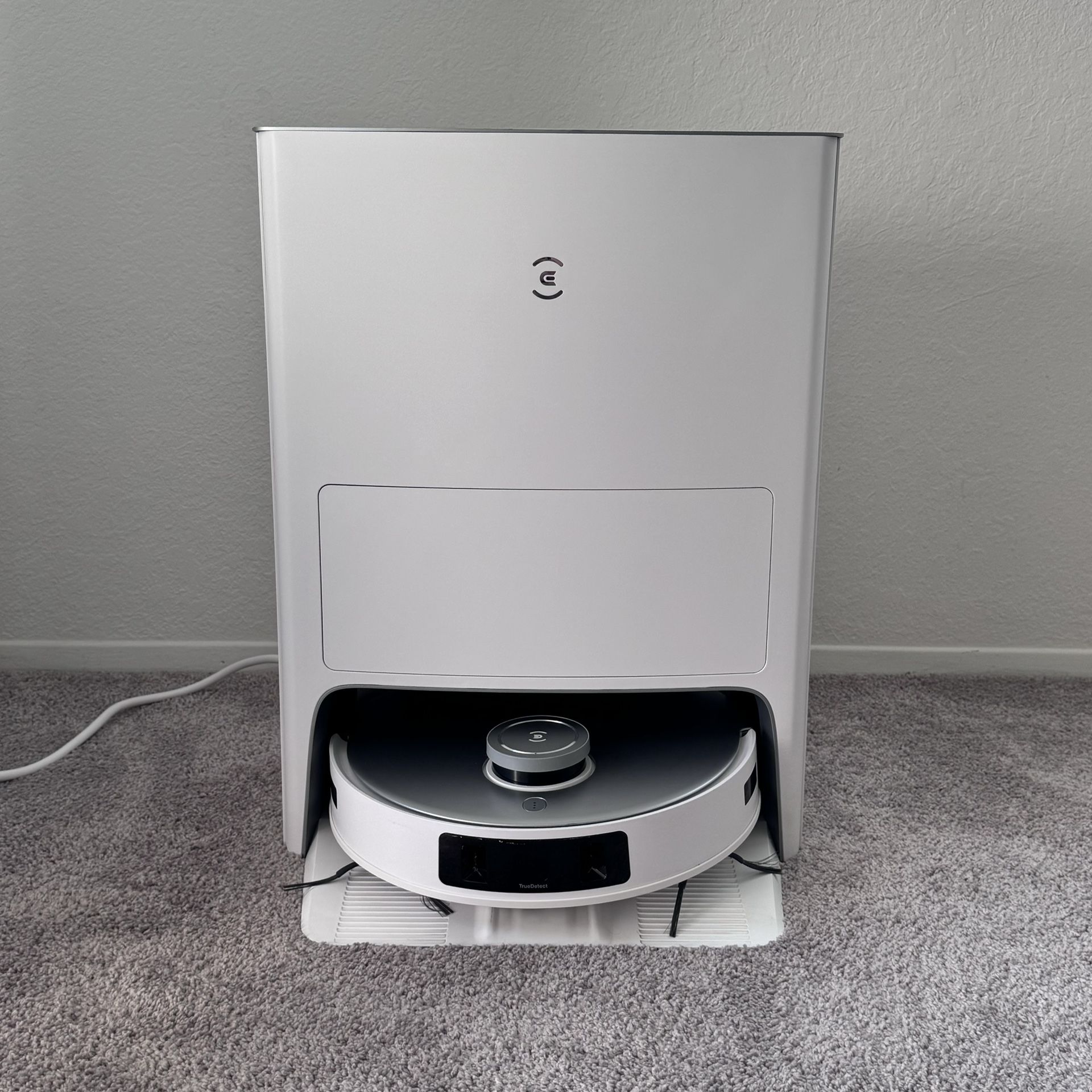Ecovacs DLX23 Deebot T20 Omni Floor Cleaning Robot with cleaning dock, white, used.
