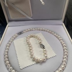 VIKI LYNN PEARL NECKLACE AND BRACELET SET comes with the box and the bag ! 