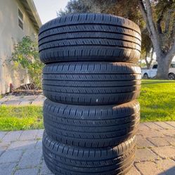 Tires like new condition/ Llantas como nuevas 205/55R16
