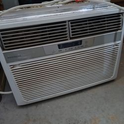 Frigidaire Heating/Cooling Window Unit With Mount