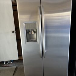 GE Profile Side By Side Water And Ice Dispenser 