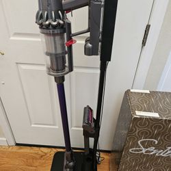 New Cond DYSON V10 VACUUM  WORKS EXCELLENT  , AMAZING POWER SUCES  , IN THE BOX 