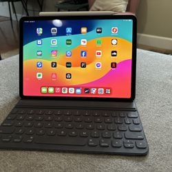 iPad Pro 11 Inch (first generation)  With Keyboard Case And Pencil  