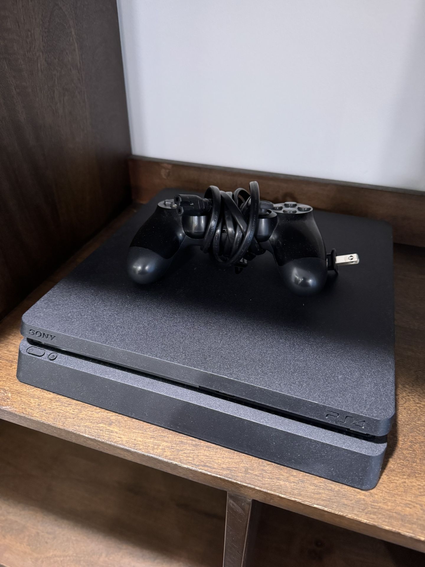 Sony PlayStation 4 (PS4) + 1 Controller – Great Condition