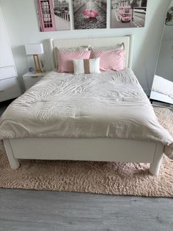 QUEEN BED  with Charging station, perfect condition