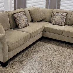 Sectional Couch (I CAN DELIVER)