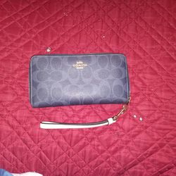 Used But Beautiful Coach Wallet. No Scratches Or Stains Or Marks. 