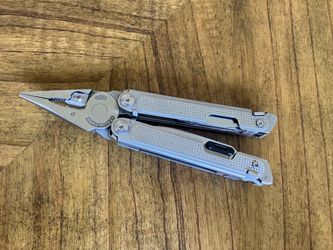 Leatherman Free P2 Multi-Tool (Excellent Condition + Custom Thumb Stud)
