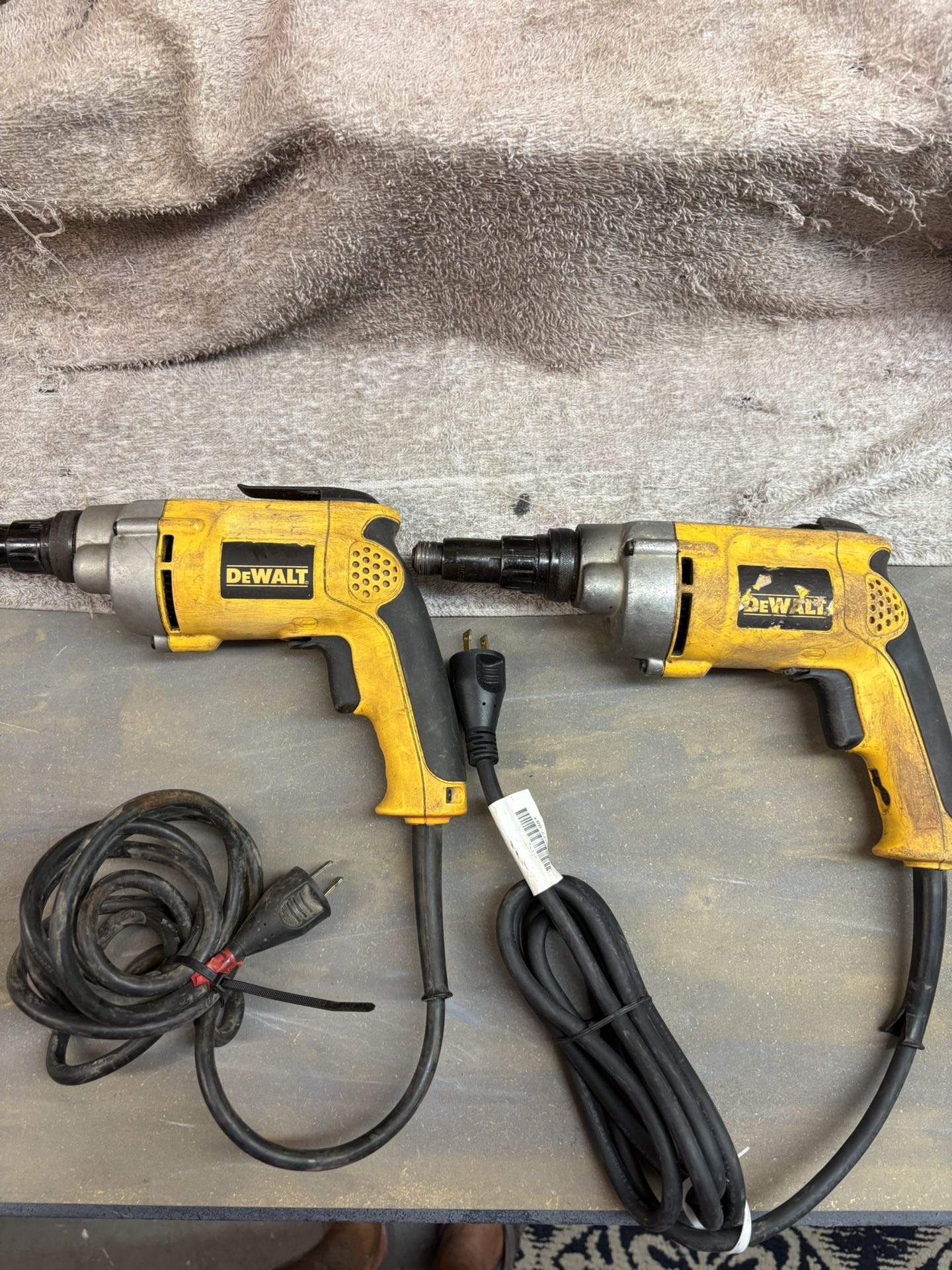 (2) Dewalt VariSpeed Reversing Versa-Clutch Screw Guns-DW268-Clean, 6.5-Amp, 2,000 RPM-Increased Torque Sensitive, 8’Cord.