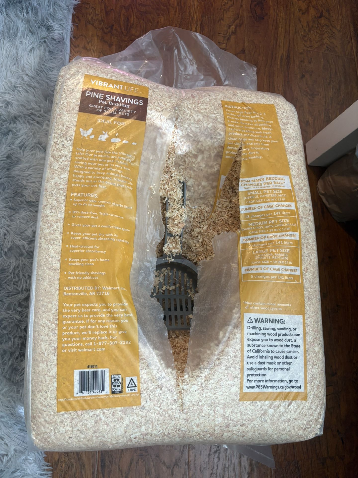 Pine shaving pet bedding and hay