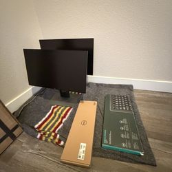 2 Monitors / 2 Keyboards 