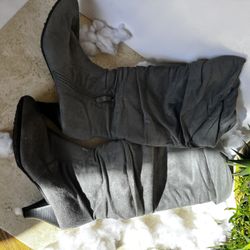 🤍❄️ Gray Suede Slouch Boots – Women’s Size 8