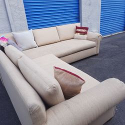 Modern sectional couch 🛋️ very clean,