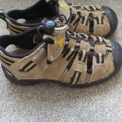 Toddler shoes size 7,5