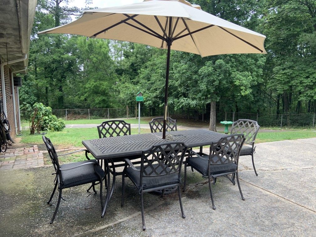 Outdoor Patio table & chairs with Umbrella