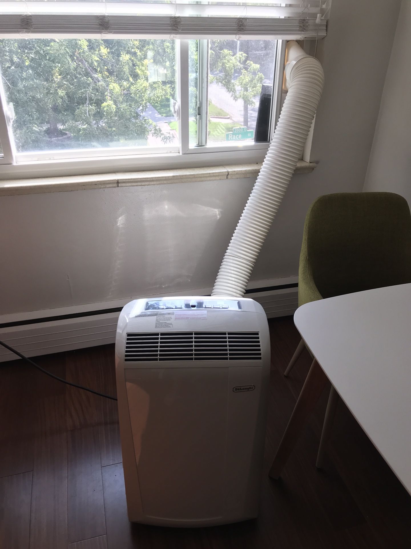 De'Longhi Pinguino 400 sq ft 3 in 1: Air Conditioner, Dehumidifier, Fan