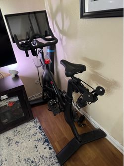 Peloton Bike (Covid Time Purchase) Like New w/ Extras. 818 Sherman Oaks