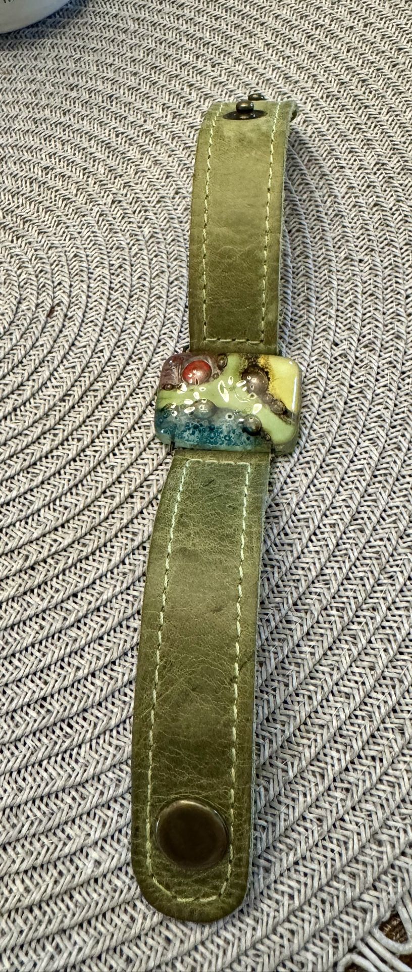Vtg. Artisan Handmade Leather Band Adjustable Bracelet w/ Square Art Fusion Glass, Snap 8”.